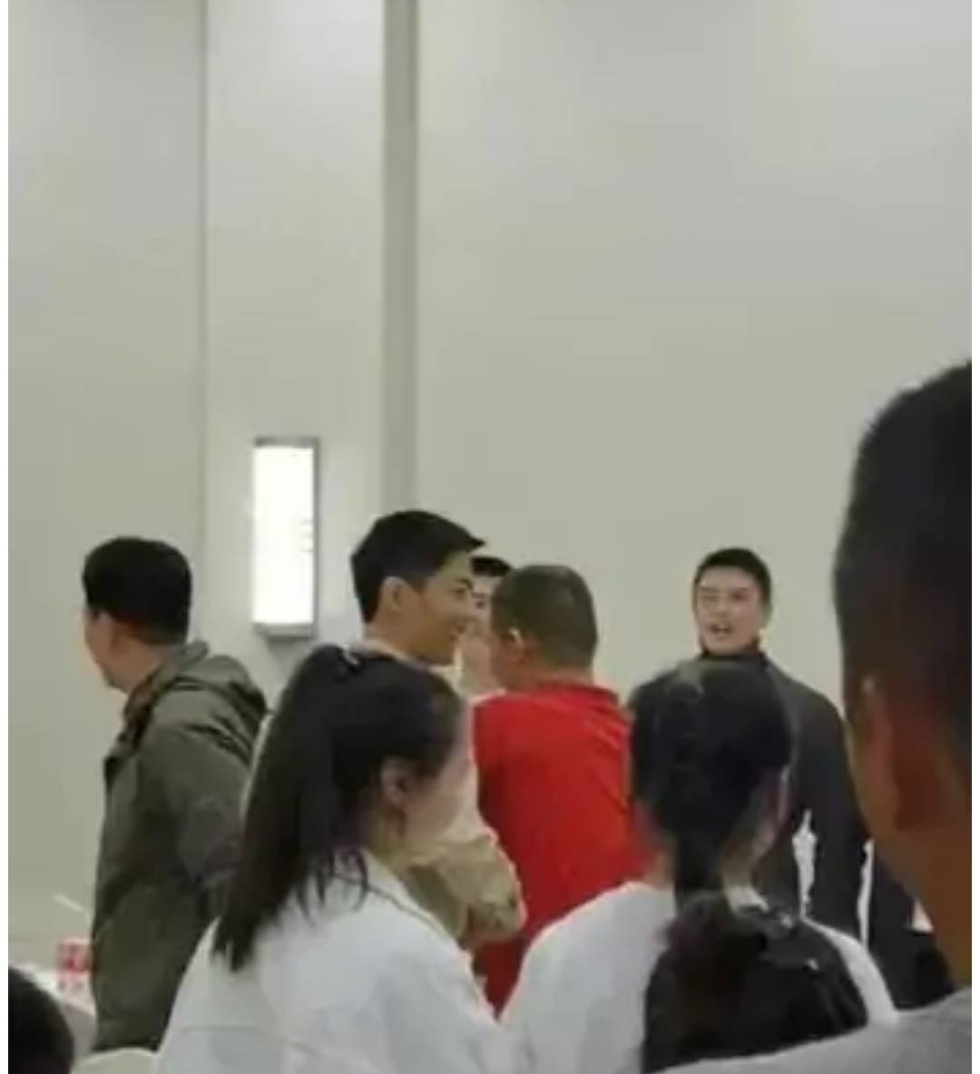 ky开元·(中国)集团官网：
肖战请剧组吃烤全羊 宴会直播视频流出 黄景瑜下班赶剧组为庆生￼(图8)